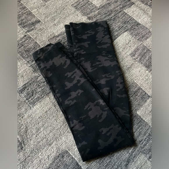 Spanx camo legging size L - Picture 1 of 6